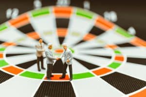 Des fléchettes lors d&rsquo;un teambuilding pour renforcer la cohésion d’équipe avec un défi fédérateur